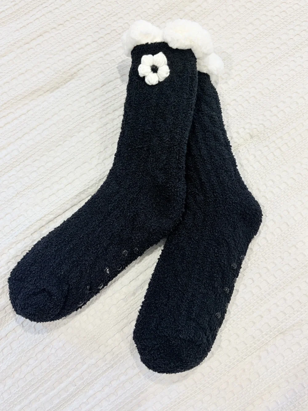 NWT! Francesca’s Women’s Fuzzy Socks with Yarn Flowers and Grips One Size